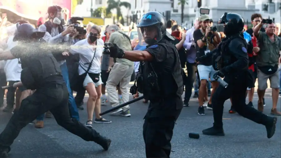 Palos y gases contra los jubilados en el Congreso