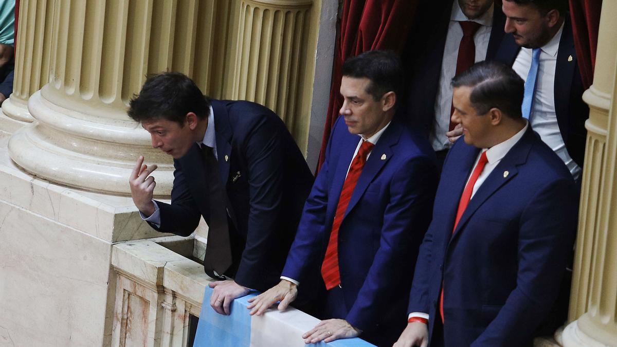 Santiago Caputo patoteó a Manes en los pasillos del Congreso: “Te voy a tirar el Estado encima, hijo de puta”