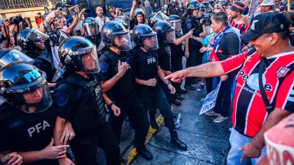 Hinchas de fútbol marchan junto a los jubilados