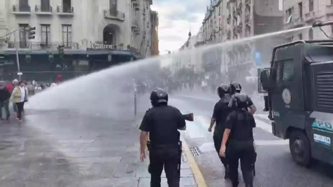 Represión en el Congreso: al menos 20 heridos, 124 detenidos y destrozos en la marcha de jubilados e hinchas