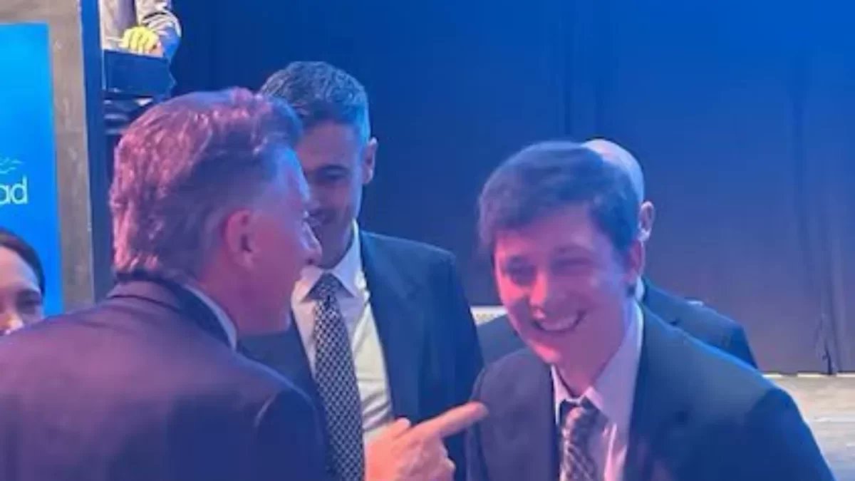 Mauricio Macri y Santiago Caputo se abrazaron y bromearon en público en la cena de la Fundación Libertad