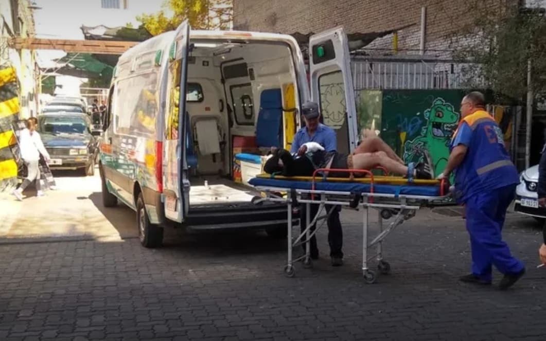 Mendoza: se arrojó de un sexto piso, cayó al cuarto, volvió a tirarse y se salvó de milagro