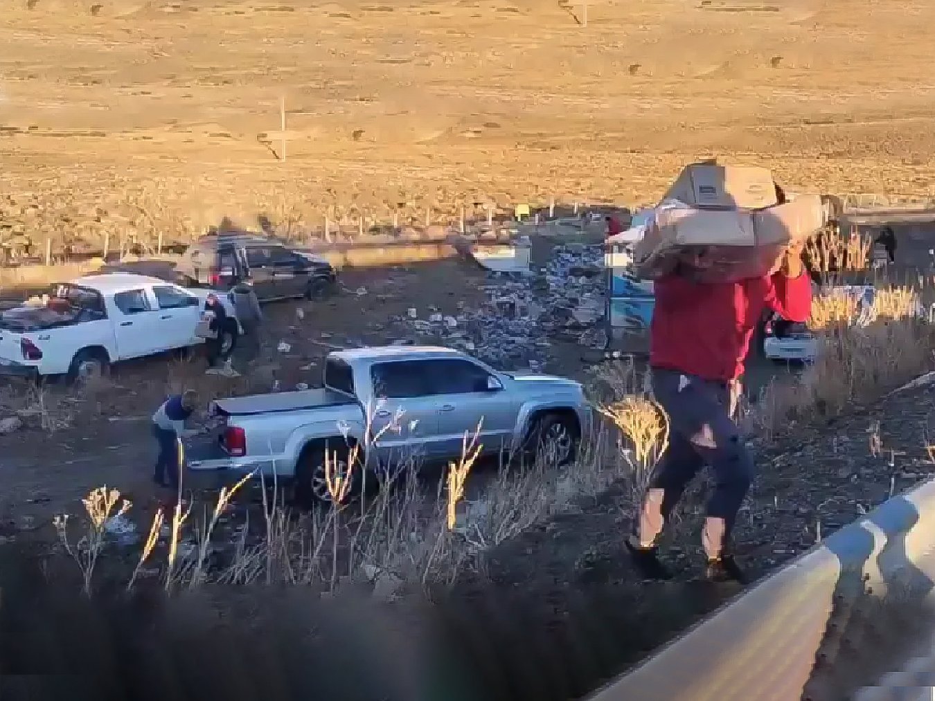 Chubut: un camión volcó, el chofer murió y los vecinos saquearon la mercadería