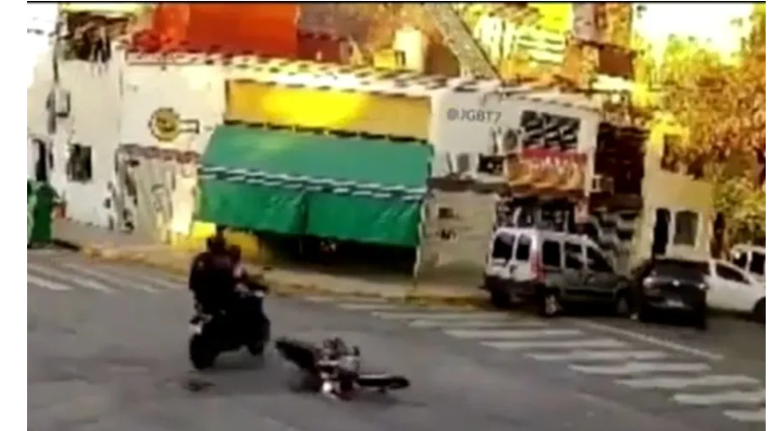 Escapaban de la policía, chocaron con una moto e hirieron a una mujer tras persecución