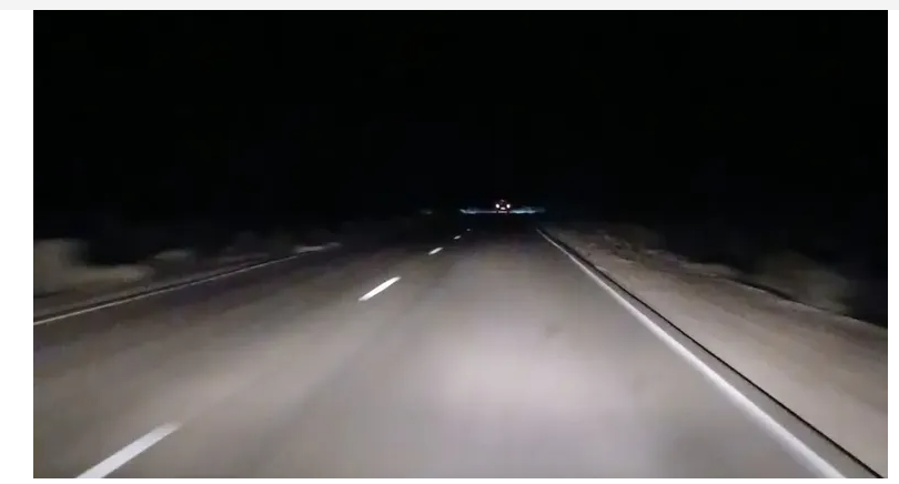 Quiso matar a su hija de 2 años y la empujó a una ruta mientras pasaba un camión