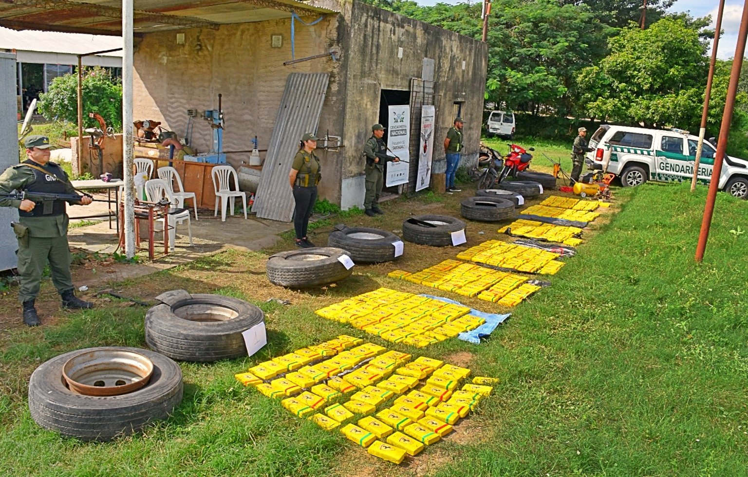 Hallaron más de 400 kilos de cocaína con el logo de Ferrari en una gomería abandonada en Tartagal