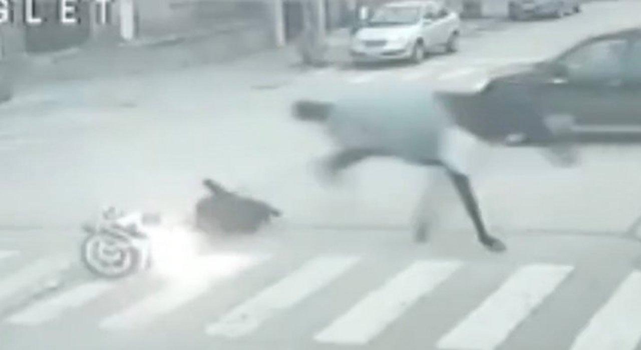 Video: caballo embistió a una motociclista en Necochea