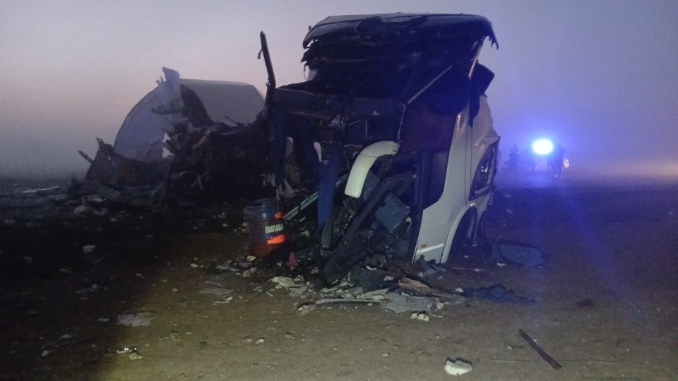 Choque frontal entre un micro y un camión en Ruta 3: hay al menos cuatro muertos