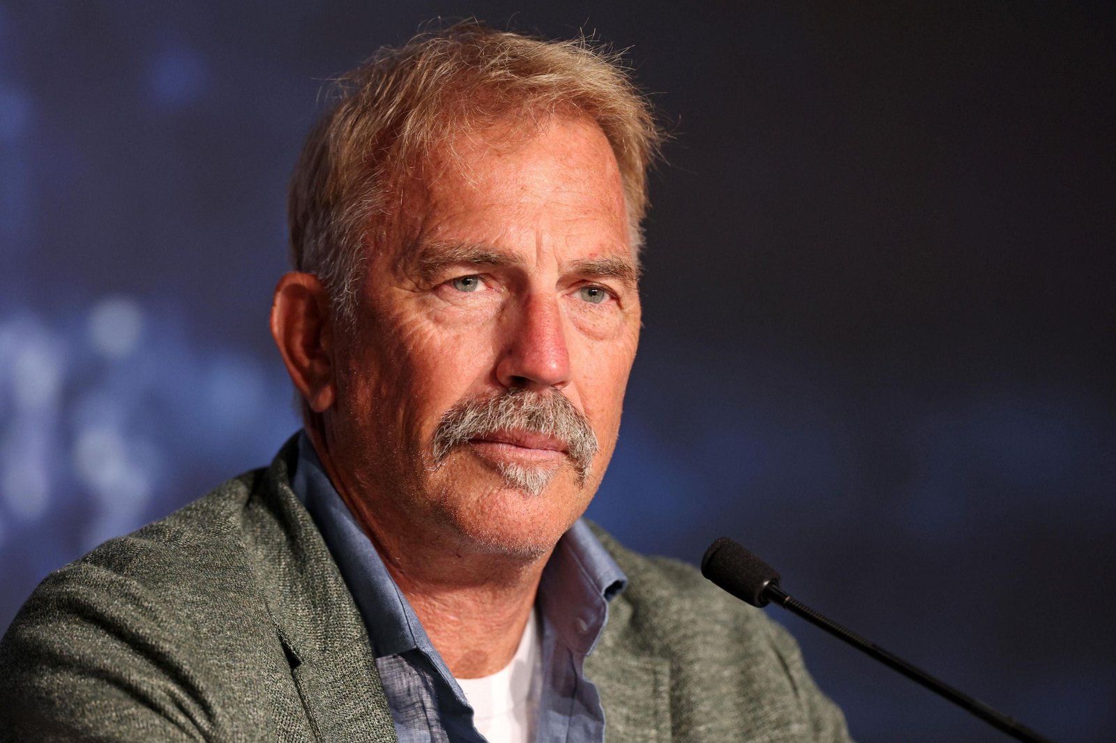 Una actriz doble de riesgo denunció a Kevin Costner tras filmar una escena de violación no guionada