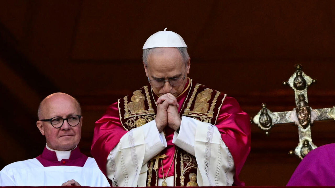 El papa León XIV celebra su primera misa