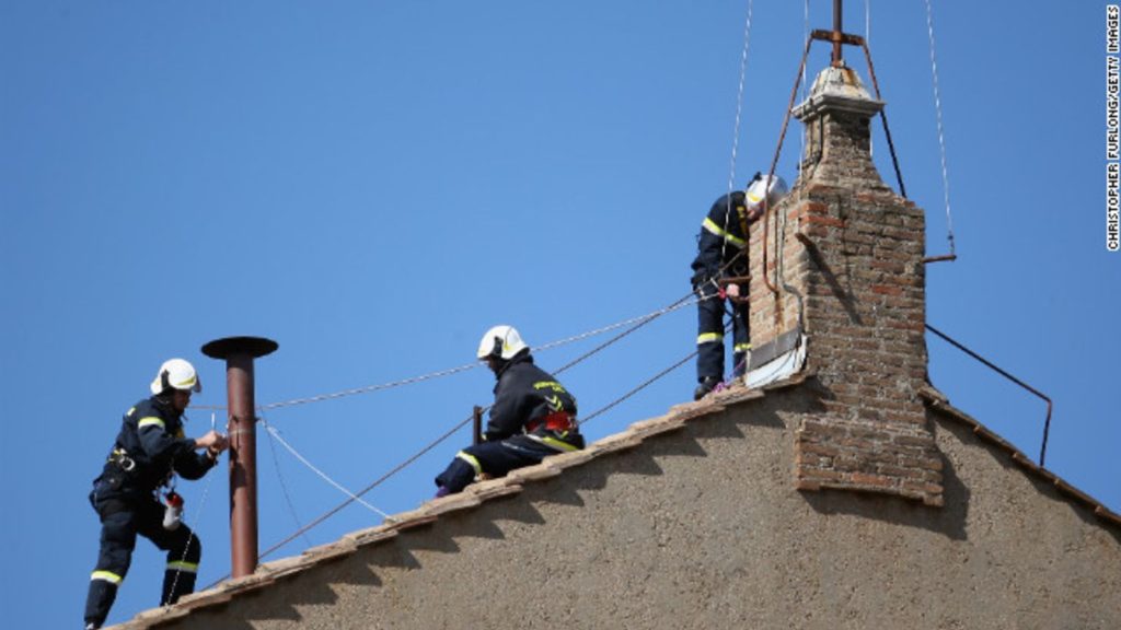 El Vaticano empezó a instalar la chimenea que anunciará al sucesor del papa Francisco