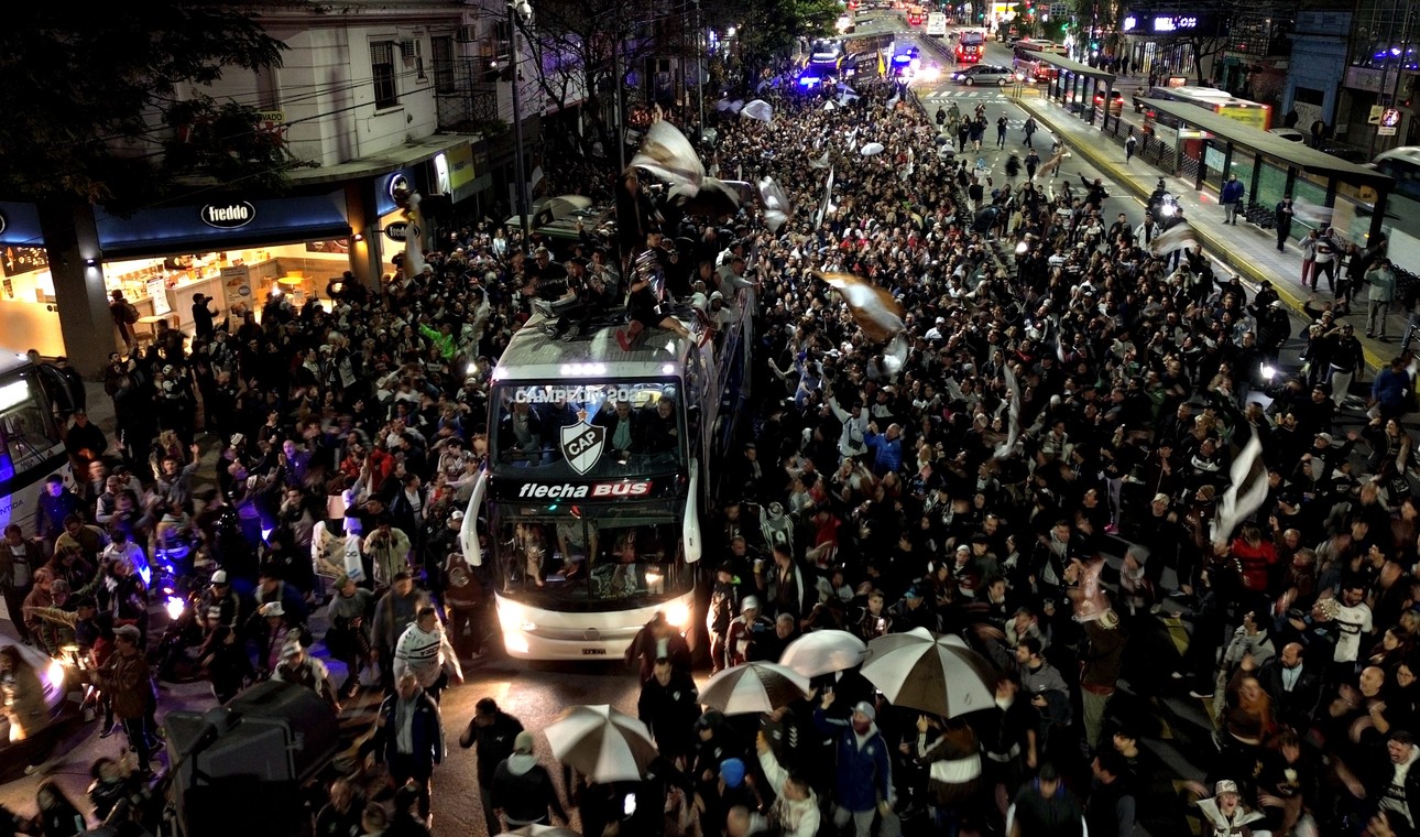 Lágrimas, fuegos artificiales y una caravana: festejos por el título de Platense en Saavedra