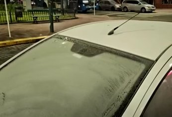 Ola polar en Buenos Aires: no llegó la nieve, pero hay autos congelados en Villa Devoto