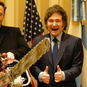 Elon Musk se arrepintió de la foto con la motosierra de Milei y dice que fue “una falta de sensibilidad”