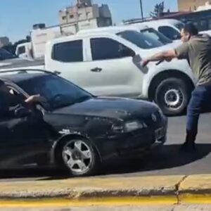 Video: un policía discutió con un conductor y le apuntó con su arma en plena avenida General Paz