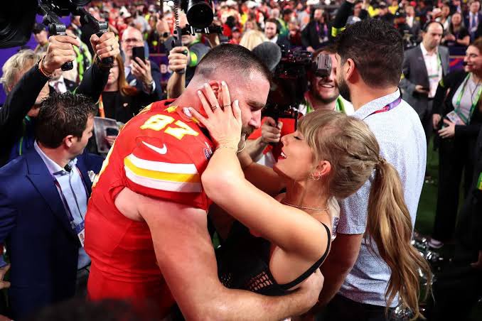 Taylor Swift anunció que se casa con Travis Kelce