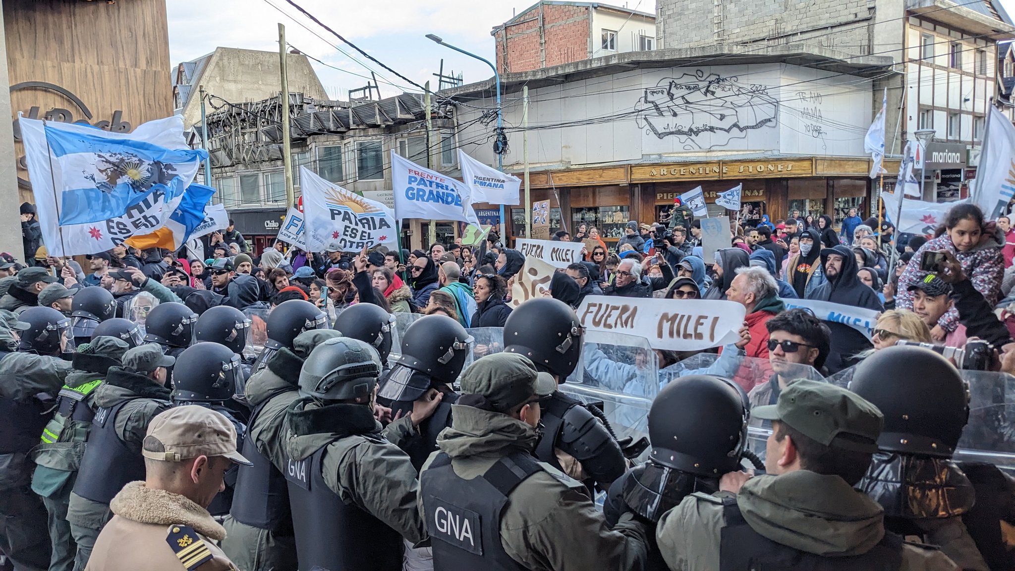 Milei hizo una breve caminata de campaña por Ushuaia pero se fue antes, abucheado y entre insultos