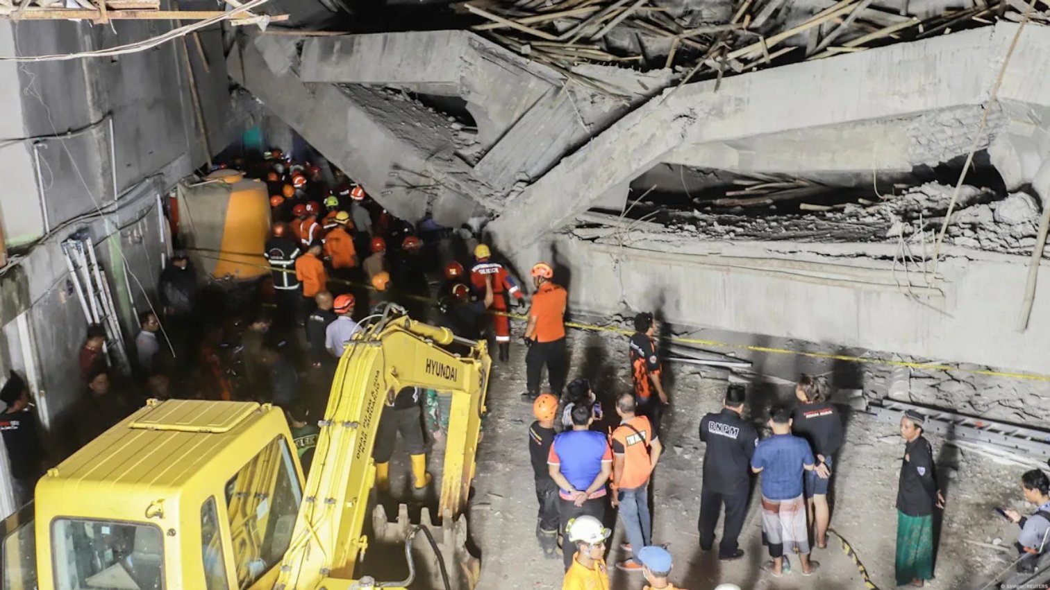 Colapso de un edificio escolar en Indonesia: asciende a 53 el número de muertos