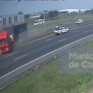Un camión se cruzó de carril y aplastó dos autos en la Ruta 9: al menos tres muertos
