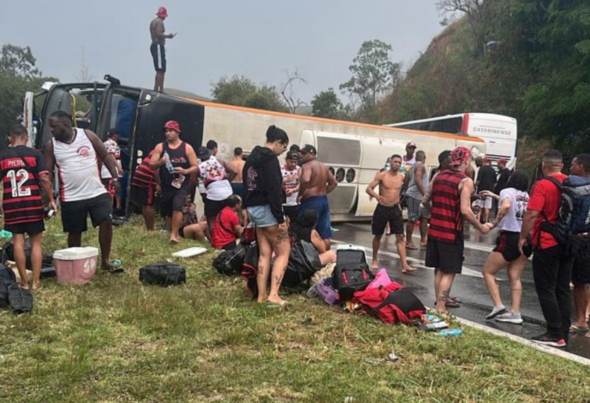Volcó un micro con hinchas de Flamengo que viajaban al partido con Racing: hay 16 heridos