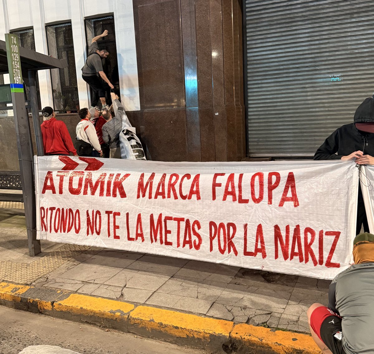 Fuerte protesta de los hinchas de Independiente en la sede contra la Comisión Directiva