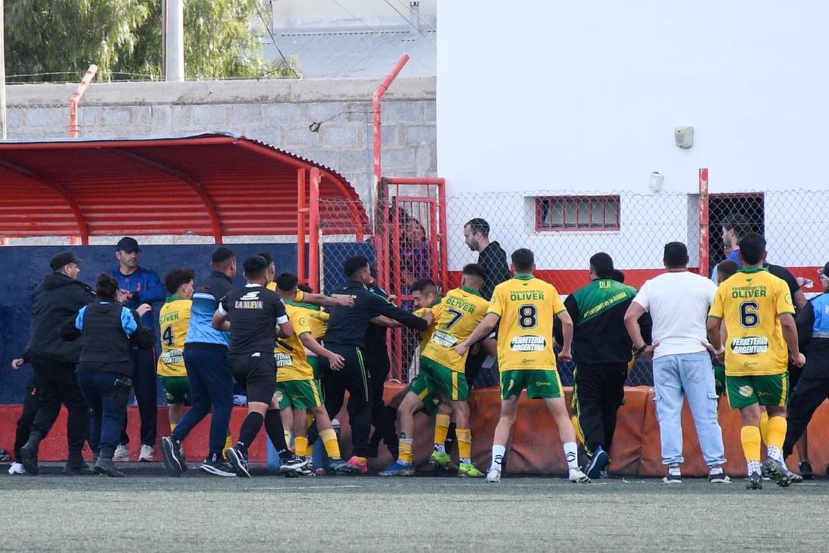 Brutal agresión de jugadores a un árbitro y a un asistente