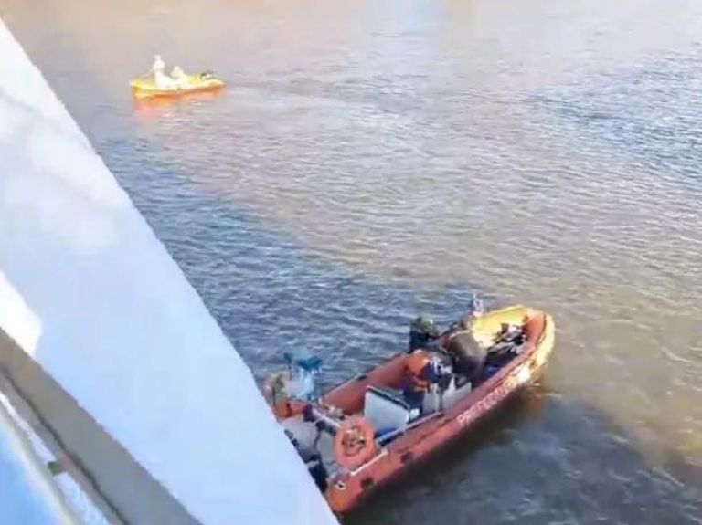 Un hombre se arrojó al agua desde el puente de la Mujer en Puerto Madero