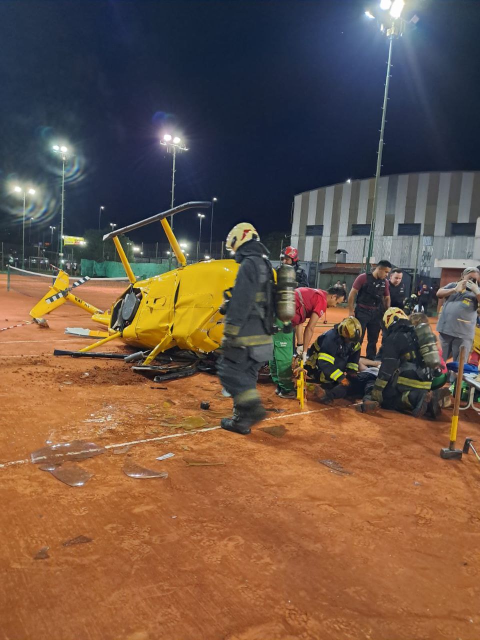 Cayó helicóptero en una cancha de tenis en Palermo: tres heridos y ninguna víctima fatal
