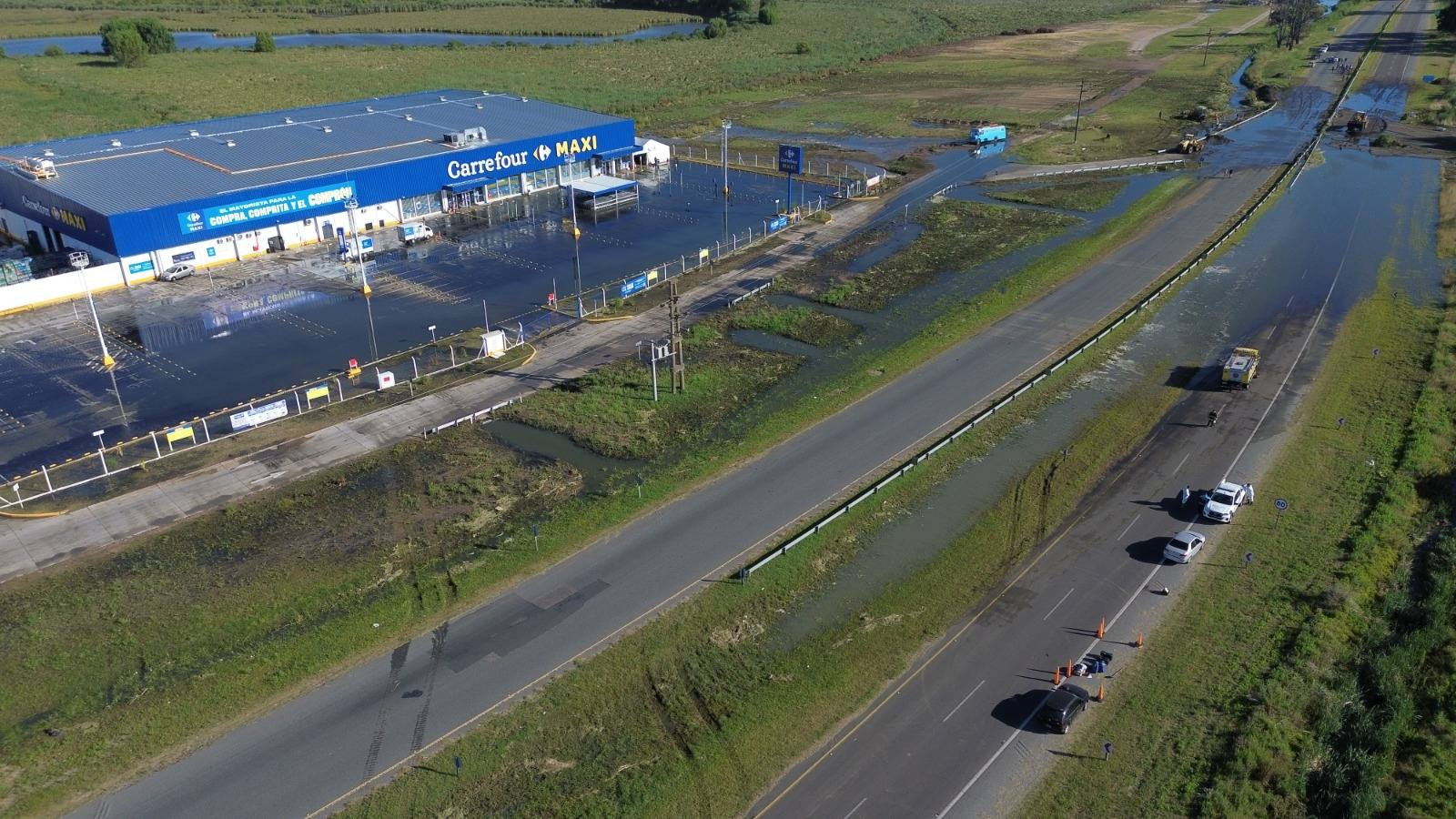 Un desborde cloacal provocó la rotura del asfalto y un caos vehicular en el ingreso a Pinamar
