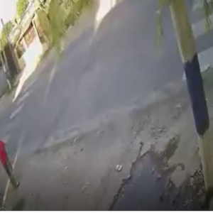 Delincuente arrastró por la calle a una mujer mientras esperaba el colectivo