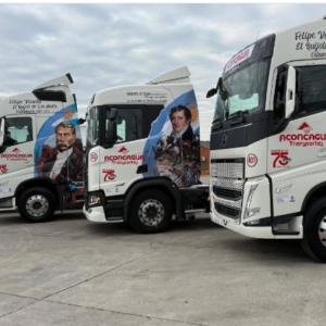 Próceres sobre ruedas: camiones recorren las rutas ploteados con imágenes de nuestras figuras de la historia