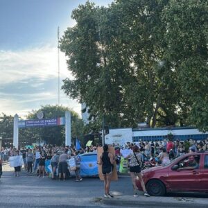 Tensión policial en Santa Fe: piden levantar la protesta y prometen que no habrá más pases a disponibilidad