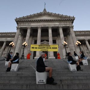 Greenpeace en el Congreso por la Ley de Glaciares: “Senadores, no se c@gu*n en el agua”