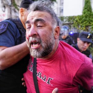 Violenta agresión de la Policía Federal a un camarógrafo de TV en el Congreso