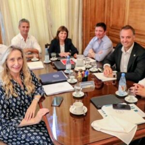 La mesa política se reúne para ultimar detalles en las negociaciones por la reforma laboral