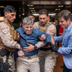 El ministro de Seguridad de Córdoba se sometió a un guante eléctrico y su reacción dejó a todos en shock