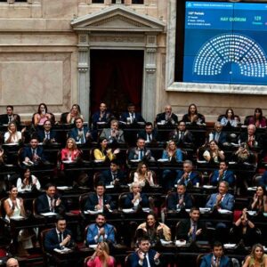 El oficialismo aprobó en Diputados la reforma laboral en una sesión tensa y marcada por escándalos