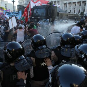 Brutal represión contra quienes protestaban por la reforma laboral de Milei