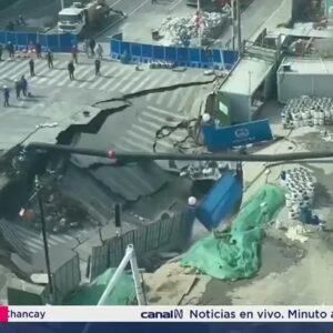 Video: así colapsó una calle de Shanghái cuando trabajaban en una obra del subte