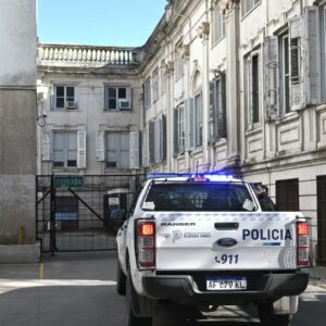 Un preso por abuso sexual se arrojó del cuarto piso de tribunales, cayó arriba del auto de un juez y murió