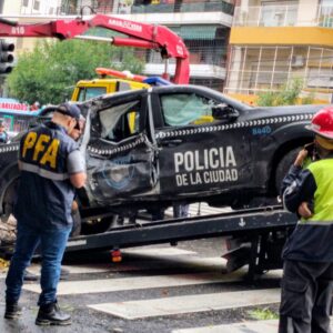 Un patrullero, un colectivo y un auto chocaron y destrozaron una pizzería histórica
