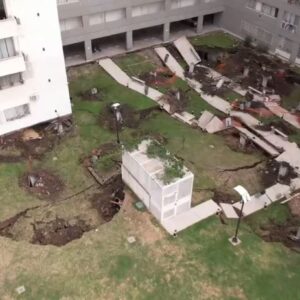 Parque Patricios: se derrumbó el techo del estacionamiento de un complejo de viviendas