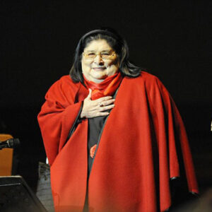 Exigen la renuncia de un funcionario de Radio Nacional por insultos a Mercedes Sosa