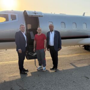 Nahuel Gallo llegó a la Argentina y fue recibido por su esposa e hijo