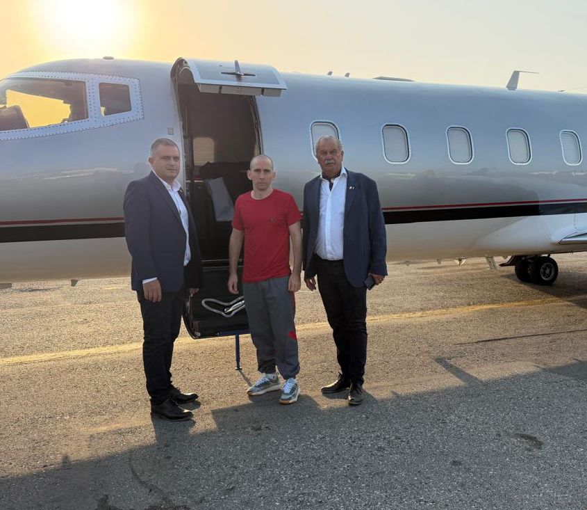 Nahuel Gallo llegó a la Argentina y fue recibido por su esposa e hijo