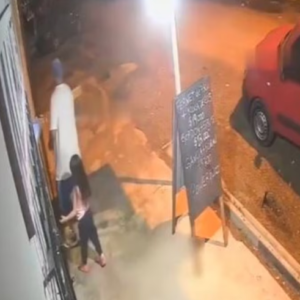 El momento en que un ladrón le disparó a un hombre frente a su nieto de 4 años en González Catán