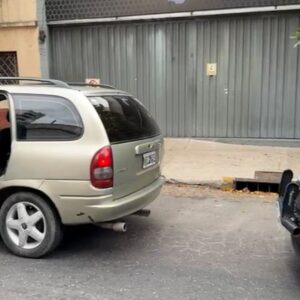 Investigan a la mujer policía que hirió a tres hombres y una mujer en el interior de un auto en Almagro