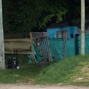 Un nene de 12 años encontró a su madre enterrada en Claypole: buscan al novio de la mujer