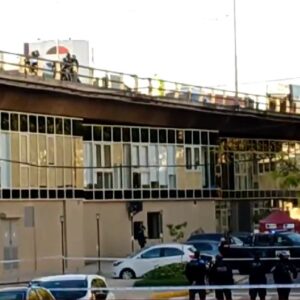 Tragedia en Flores: un camión chocó contra un cartel que cayó desde la autopista y mató a un policía