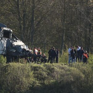 Trágico choque de un tren con camión en Francia: murió el maquinista y hay 27 heridos